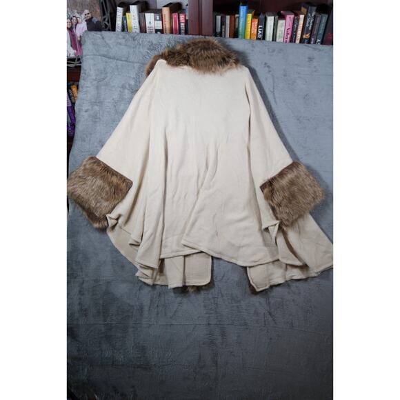Tan Faux Fur Trim Cape Poncho Wrap One Size Cozy Boho Gently Used - Picture 7 of 9